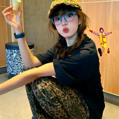 开画少女漫海报